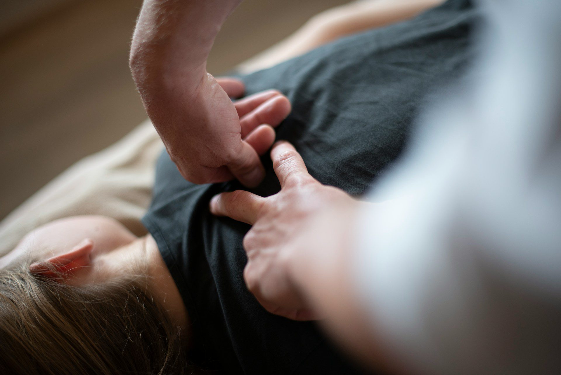 Osteopath behandelt Rücken- und Schultermuskulatur bei stressbedingter Verspannung